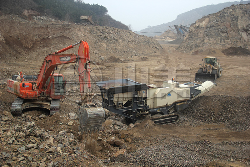 履帶式顎式移動破碎站專破堅硬、強(qiáng)磨蝕性物料