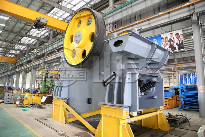 顎式破碎機(jī)工作中出現(xiàn)卡料、不下料是什么原因