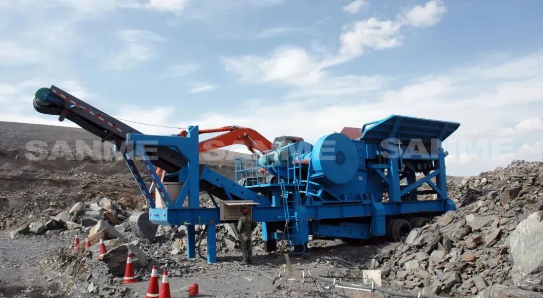 時(shí)產(chǎn)值近600萬！山美移動(dòng)式破碎篩分一體站助力江蘇高碳鉻鐵礦破碎項(xiàng)目建設(shè)