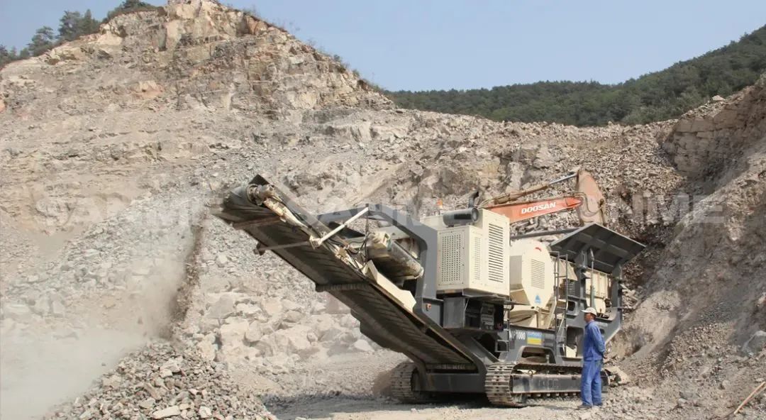 時(shí)產(chǎn)值近600萬！山美移動(dòng)式破碎篩分一體站助力江蘇高碳鉻鐵礦破碎項(xiàng)目建設(shè)