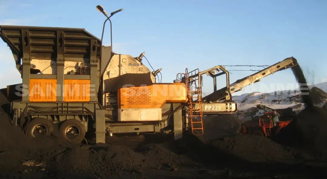 時(shí)產(chǎn)值近600萬！山美移動(dòng)式破碎篩分一體站助力江蘇高碳鉻鐵礦破碎項(xiàng)目建設(shè)