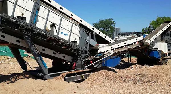 時(shí)產(chǎn)值近600萬！山美移動(dòng)式破碎篩分一體站助力江蘇高碳鉻鐵礦破碎項(xiàng)目建設(shè)