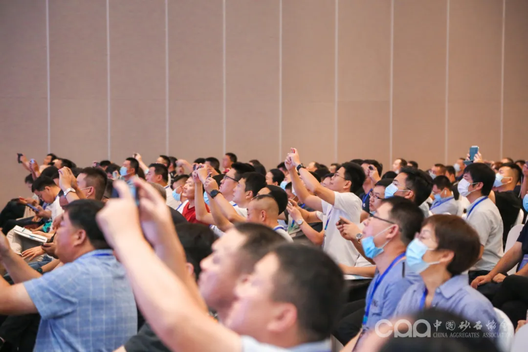 主旨報(bào)告 | 胡幼奕以國(guó)際化視角，提出固廢綜合利用和生態(tài)環(huán)境修復(fù)新思路